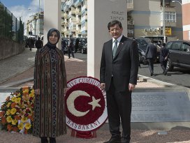 Davutoğlu şehit diplomatlar için dua etti