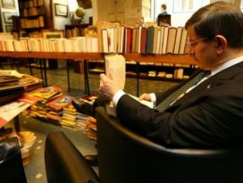 Başbakanın kitap molası: Kitapçıları gezdi