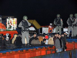 Kaçak göçmen taşıyan yük gemisine operasyon