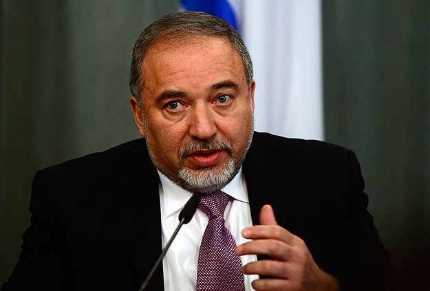 Liberman İbrahim Camisinin avlusuna girdi