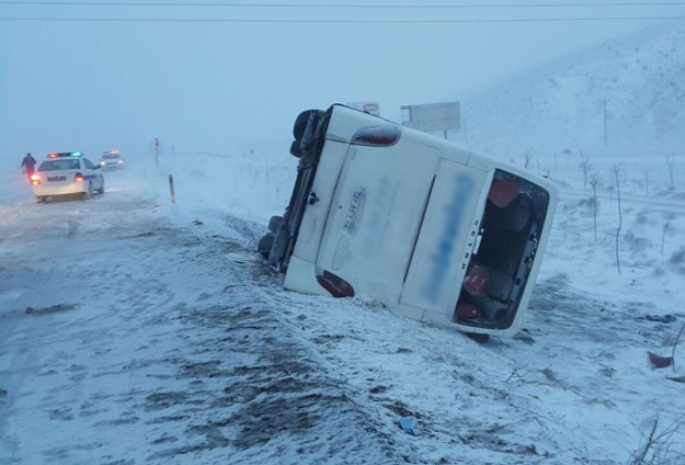 Konyada 2 otobüs aynı mevkide devrildİ