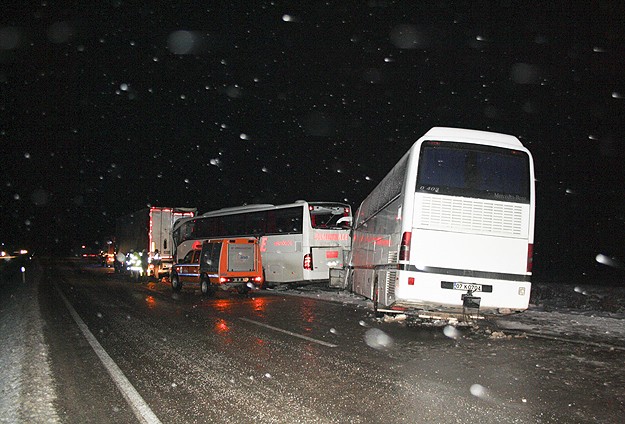 Zincirleme trafik kazası: 1 ölü, 15 yaralı