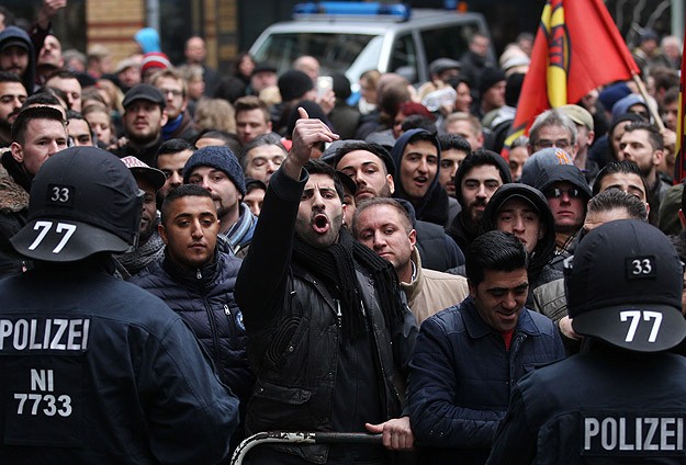 PEGIDA ve karşıtları gösteri düzenledi