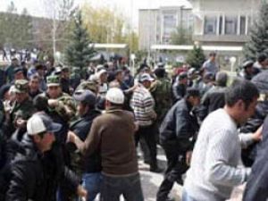 Kırgızistanda Türklere ait marketler yağmalandı