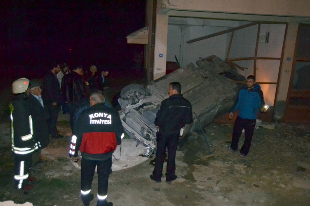 Otomobil takla attı binanın garajına girdi: 3 yaralı