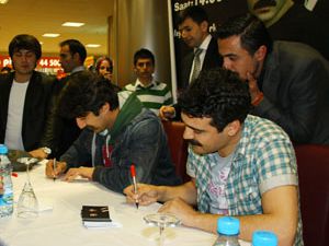Hayranları imza için koştu