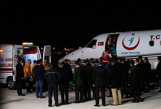 Yaralı askerler ambulans uçakla Ankaraya getirildi