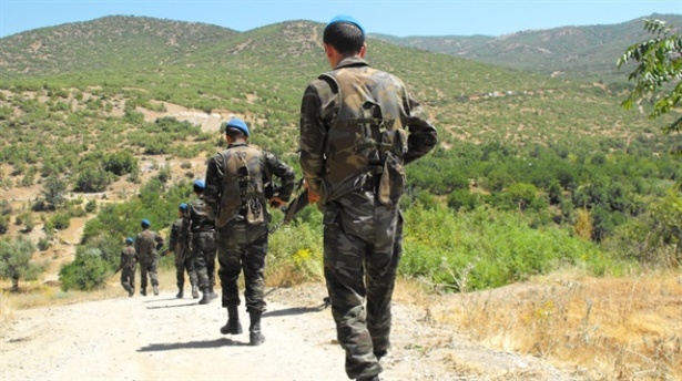 Hakkaride askere ateş açıldı