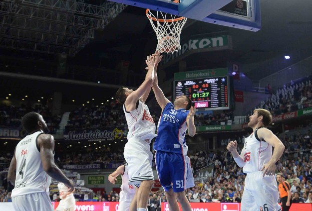 Anadolu Efes Real Madride yenildi
