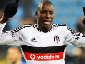 Demba Ba ezanı duydu namaza gitti!