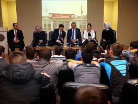 Davutoğlundan çocuk hükümlülere ziyaret