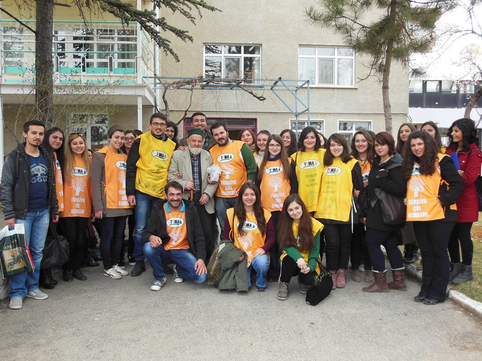 Üniversiteli gençlerden huzurevi ziyareti