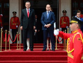 Erdoğan Arnavutlukta resmi törenle karşılandı