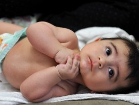 Bebeği bebek sesi konuşturuyor