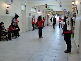 Kitabı sevdirmek için okulda sokak kurdular