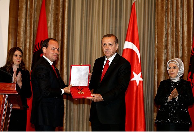 Cumhurbaşkanı Erdoğana Ulusal Bayrak Nişanı