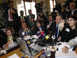 Sert tartışmalar yaşandı ama komisyondan geçti