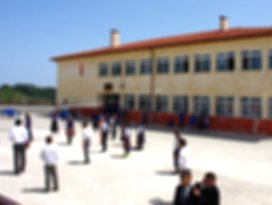 Öğrencilerin başından para saçan müdüre soruşturma