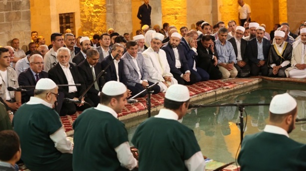 Davutoğlu Kürtçe mevlit programına katıldı