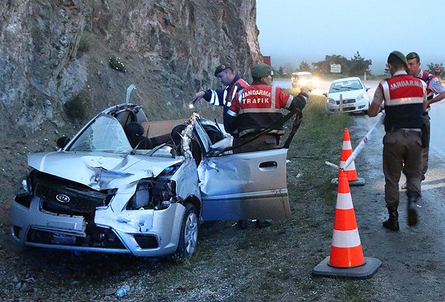 TIR ile otomobil çarpıştı: 2 ölü
