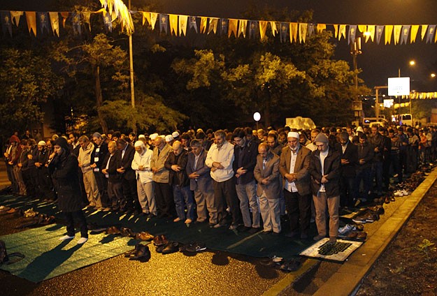 İsrail Büyükelçiliği önünde sabah namazı kılındı