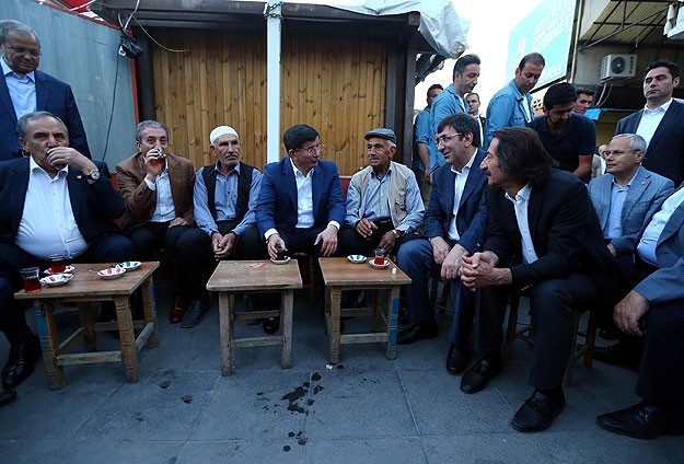 Davutoğlu vatandaşlarla çay içti