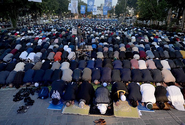 Ayasofya Meydanında sabah namazı