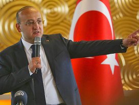 Bu üç şaşkın bir araya gelse de beceremez