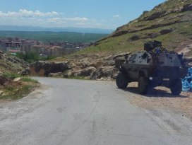 Baraj inşaatına malzeme taşıyan konvoya taciz ateşi