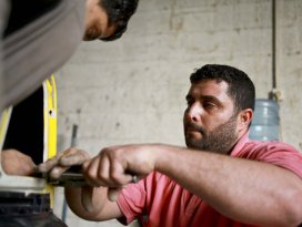 Gözlerini kaybeden Gazzeli kaportacılığa devam ediyor