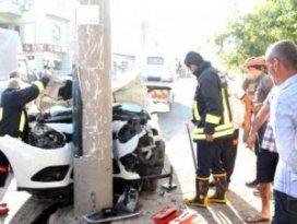 Otomobil aydınlatma direğine çarptı: 4 yaralı
