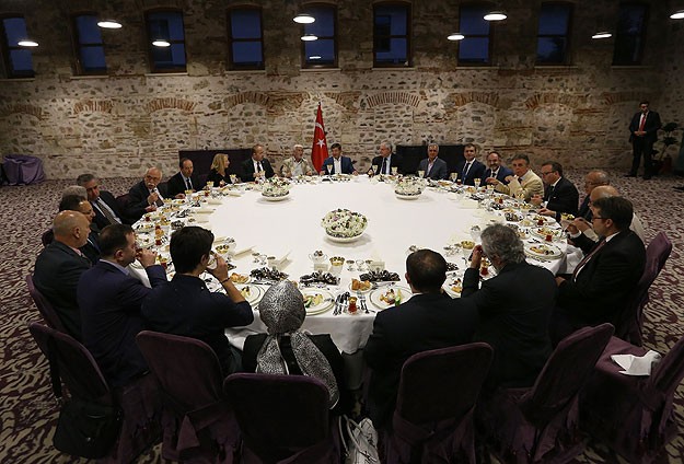 Davutoğlu akademisyenlerle iftarda buluştu