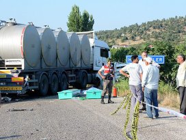 Kamyonet ile tır çarpıştı: 15 ölü