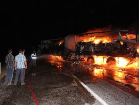 Ağrıda teröristler yol kesip araç yaktı