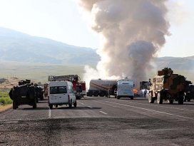 Teröristler yol kesip iş makinesi yaktı