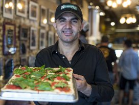 Evsizdi pizza impartoru oldu