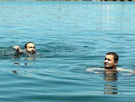 Denizde engel tanımıyor hayallerine kulaç atıyor