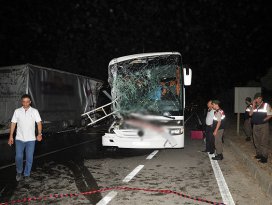 Yolcu otobüsü tıra çarptı 33 kişi yaralandı