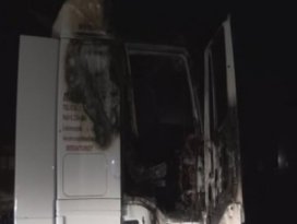 Yanan tırı gözyaşları içerisinde izledi
