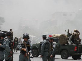 Polis üniformalı Taliban militanları polislere saldırdı