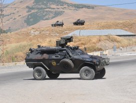 Teröristler minibüse ateş açtı: 1 ölü