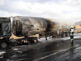 Karakola gaz yüklü tankerle saldırı girişimi