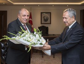 Arınç görevini Türkeşe devretti