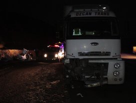 Erzincanda tır ile otomobil çarpıştı: 5 ölü