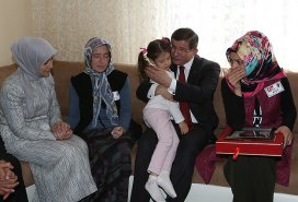 Başbakan Davutoğlu, şehit ailesini ziyaret etti