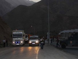 Diyarbakırda yol kesen teröristler doktoru öldürdü