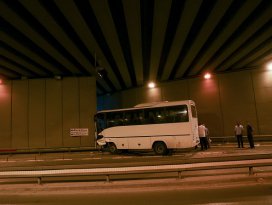 Konyada servis midibüsü duvara çarptı: 15 yaralı