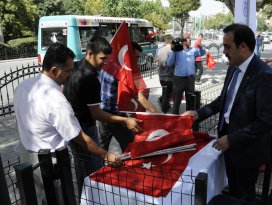 KTO 10 bin Türk bayrağı dağıttı