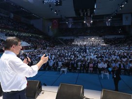 Silahları ve kazılan hendekleri görmüyorlar