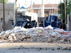 Diyarbakırda polise roketatarlı saldırı: 1 şehit, 1 yaralı